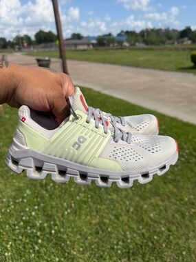 ON RUNNING On Cloudswift Women Sz 7.5 Running Shoes Gray/Mint